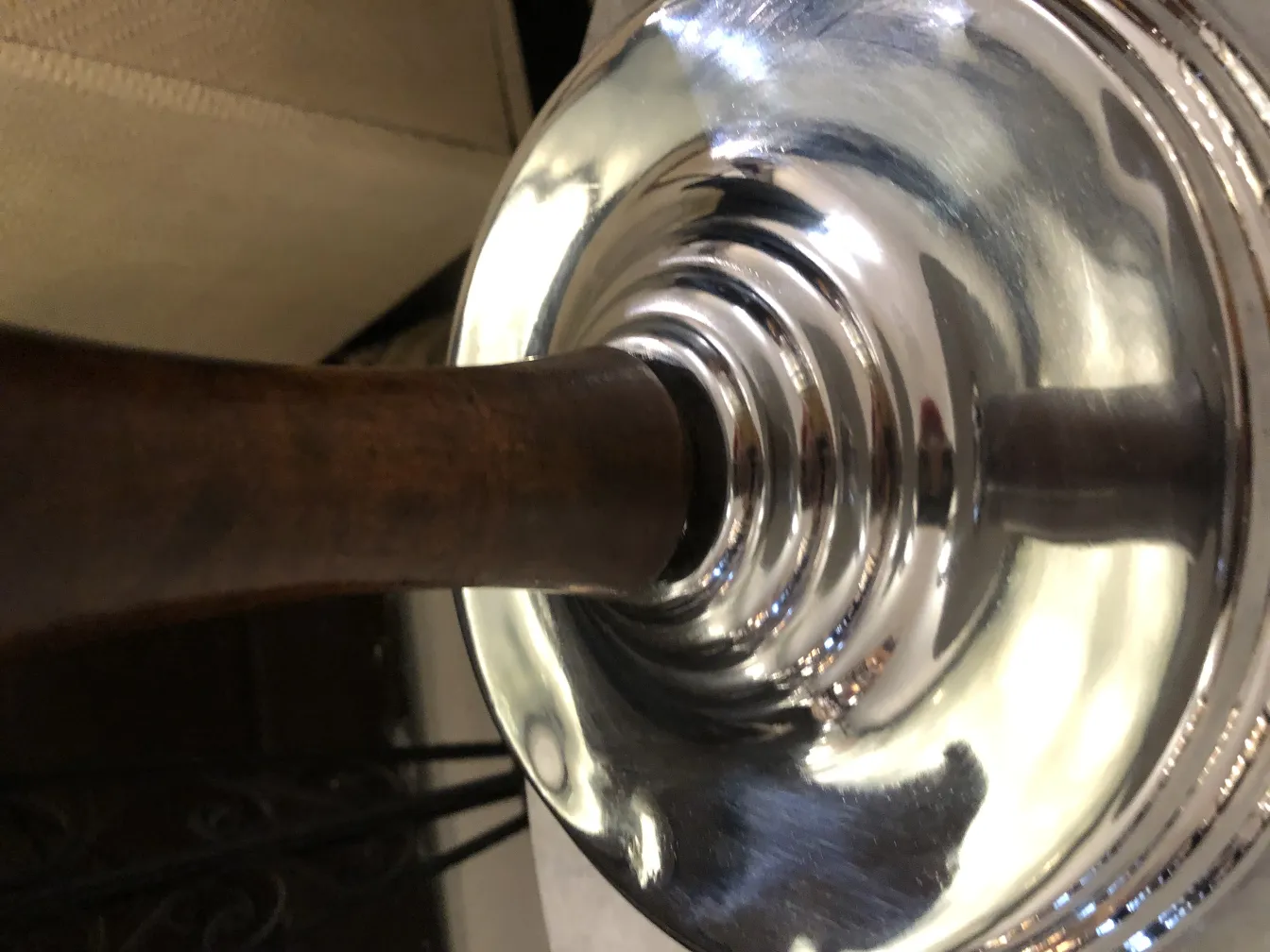 lampes de table anciennes avec base en bois et détails polis