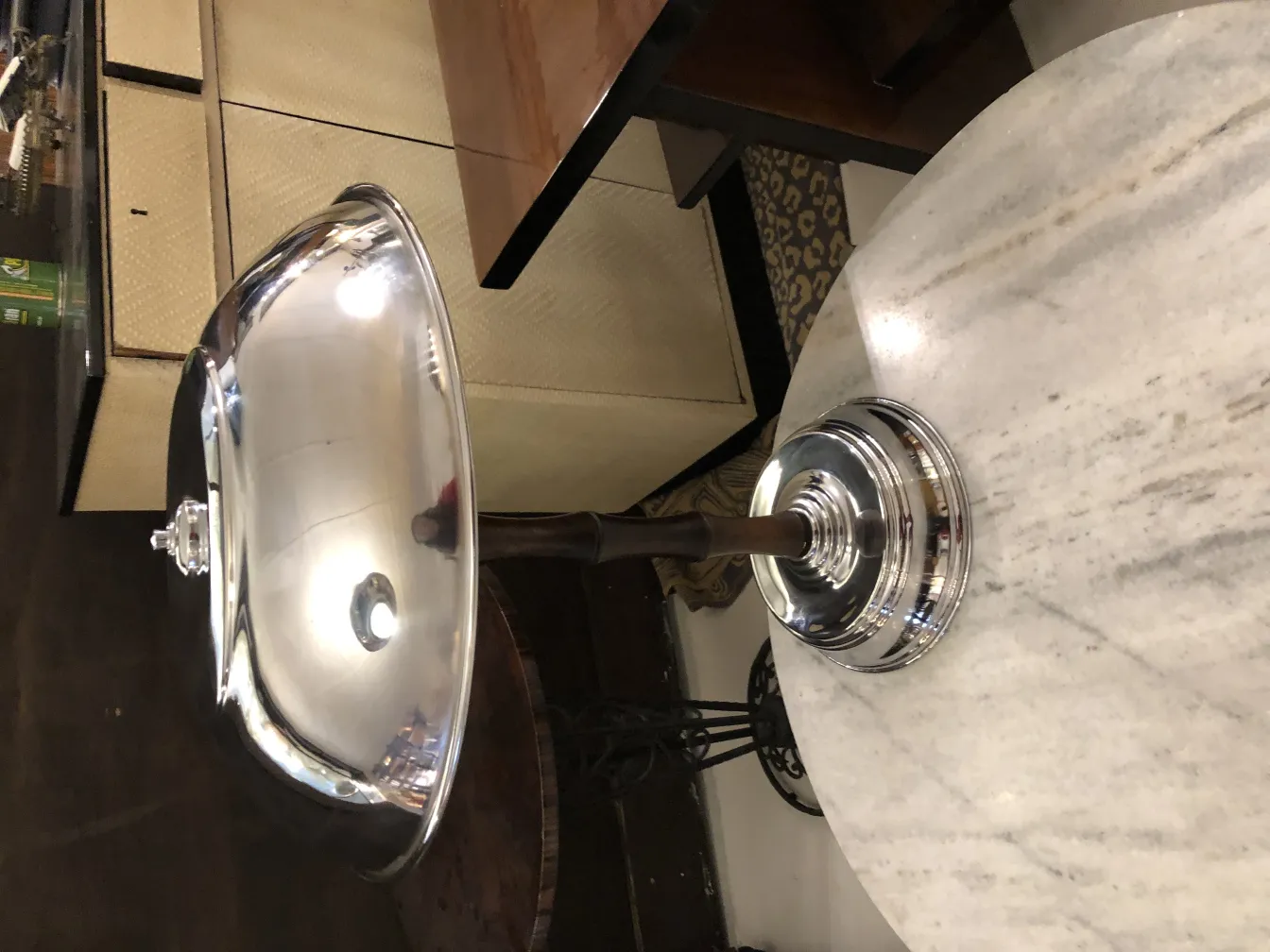 due lampade da tavolo antiche con design elegante in un ambiente accogliente