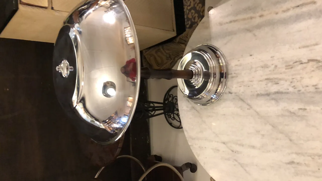 Due lampade da tavolo antiche con un design elegante, ideali per illuminare gli spazi.