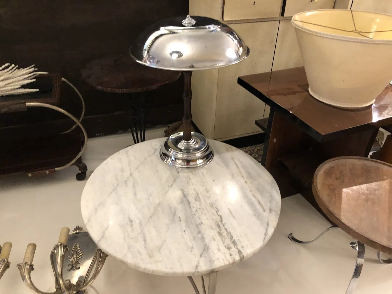 duas lâmpadas de mesa com base de metal e design elegante em um ambiente antigo