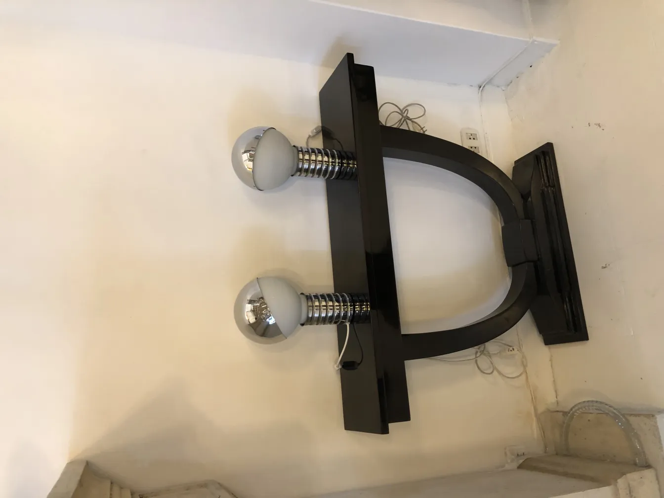 duas lâmpadas de mesa antigas com esferas brancas no topo