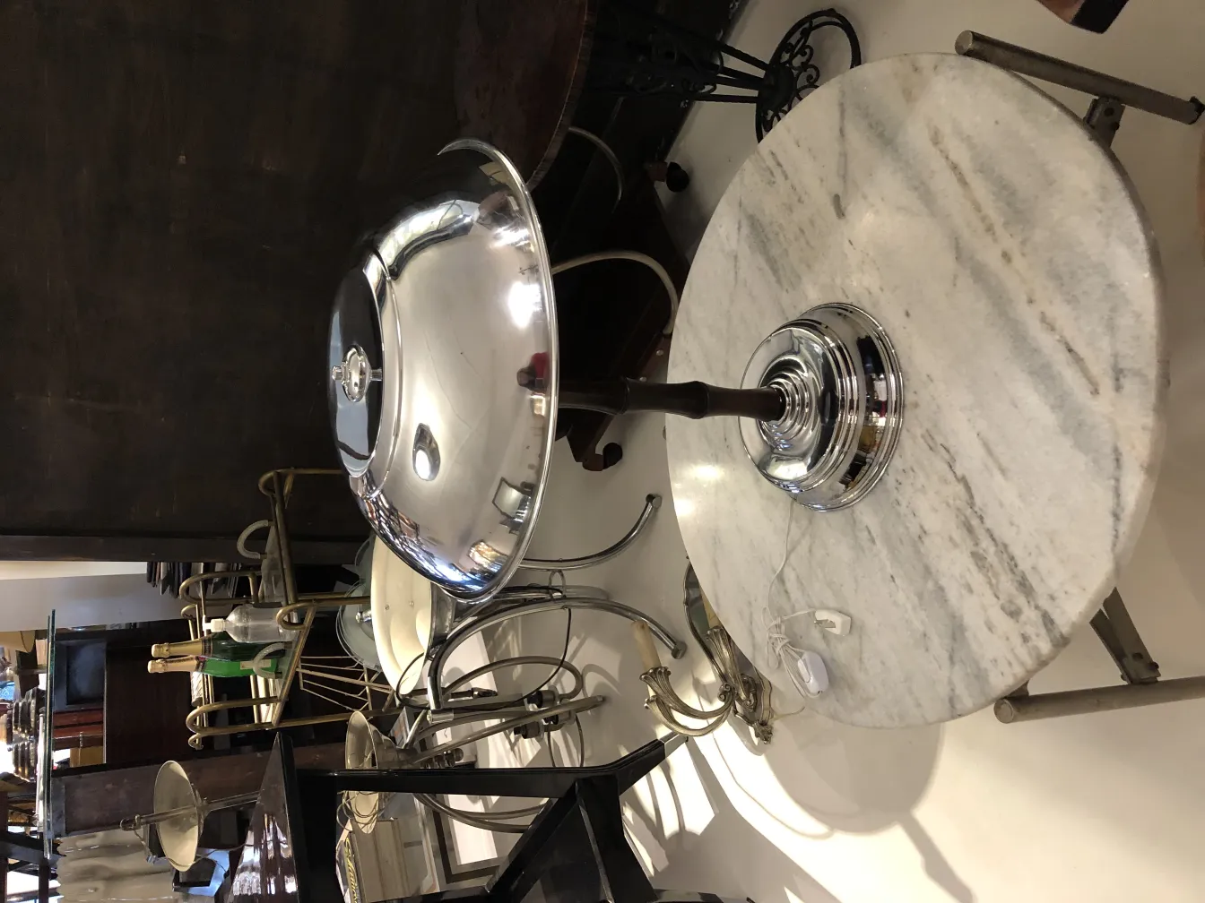 duas lâmpadas de mesa antigas com design clássico