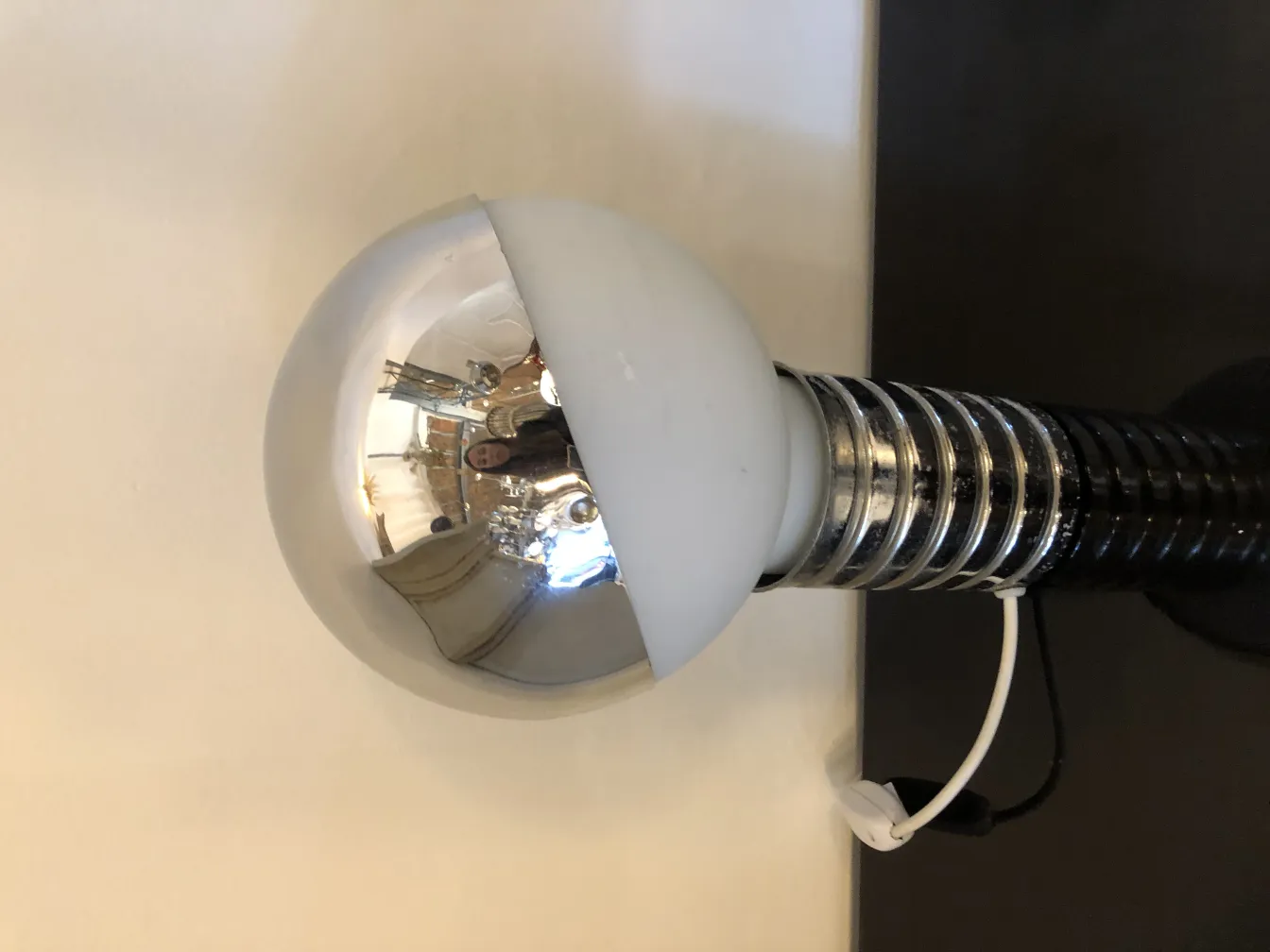 2 lampes de table anciennes avec globes réfléchissants dans un environnement élégant