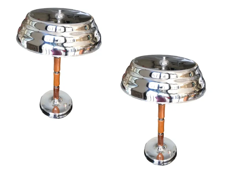 dos lámparas de mesa antiguas con pantallas brillantes y bases elegantes