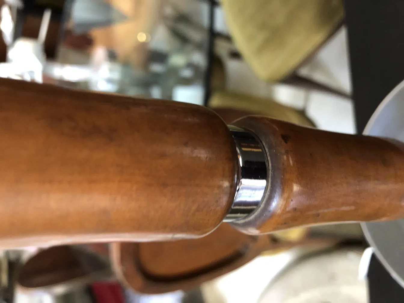 Vue rapprochée de deux lampes de table anciennes avec détails