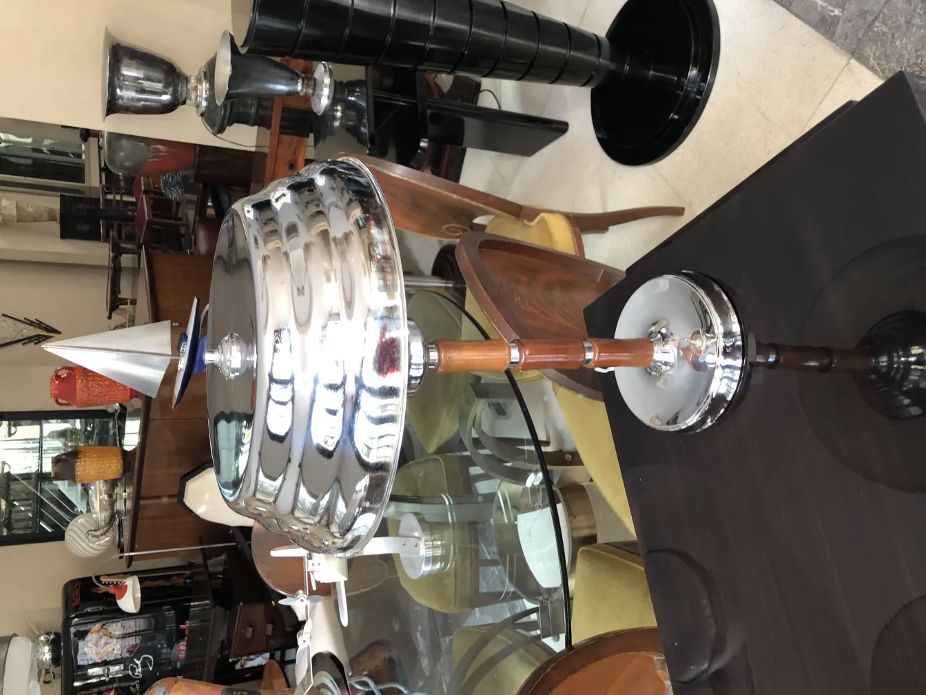 Dua lampu meja antik dengan desain elegan, dikelilingi oleh perabot vintage