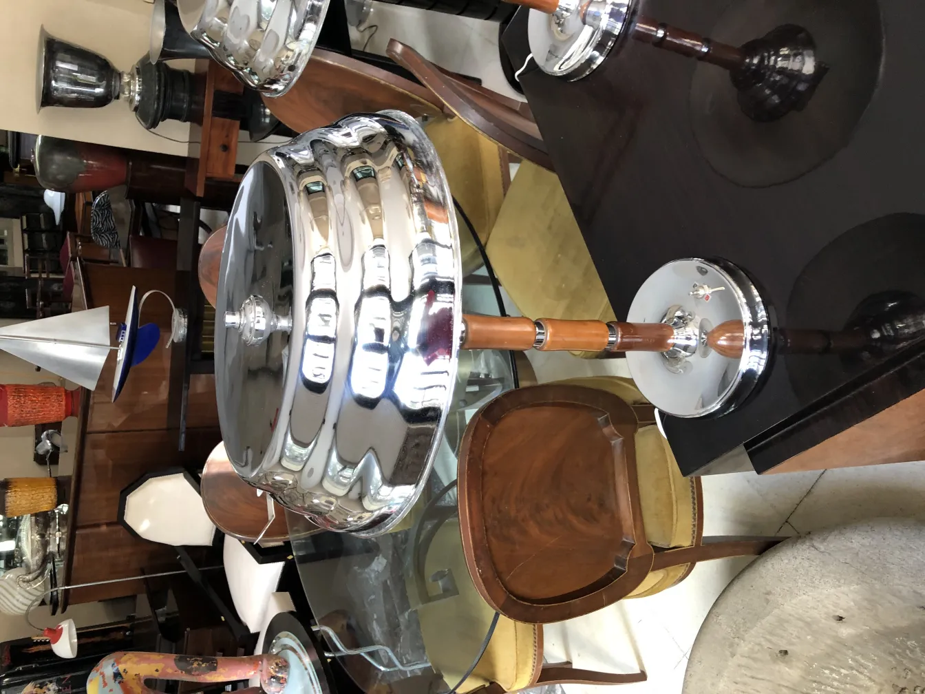 Zwei antike Tischleuchten in einer dekorativen Umgebung