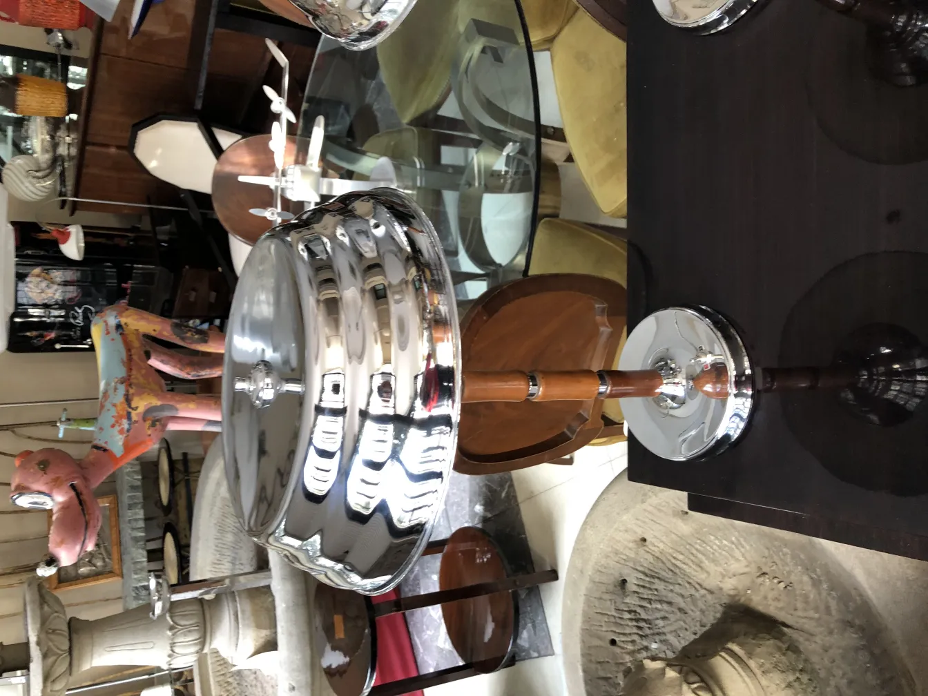 Due lampade da tavolo antiche con design cromato su un tavolo