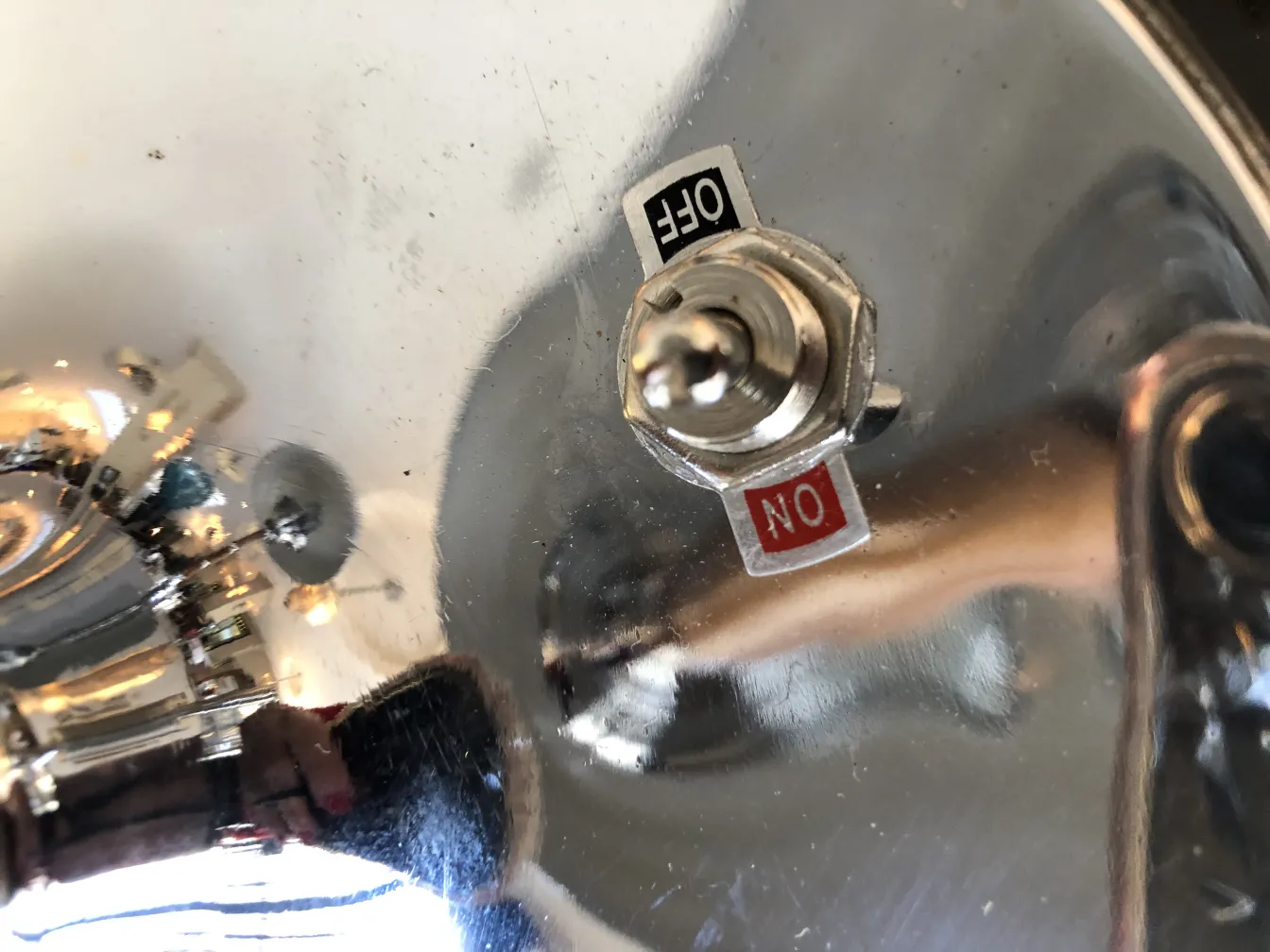 detalle de 2 lámparas de mesa antiguas con interruptor visible