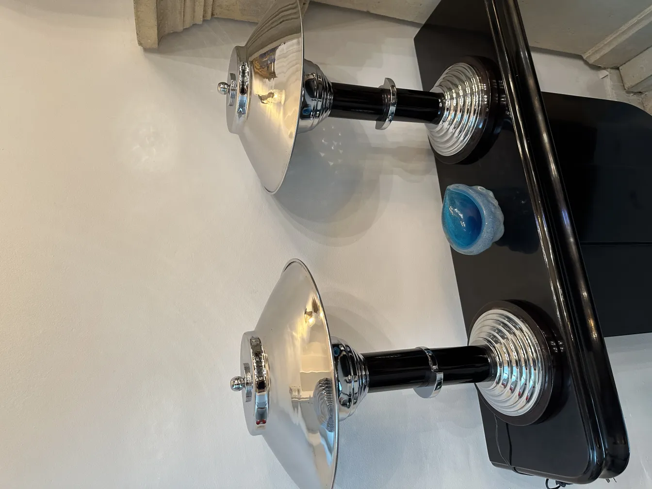 광택이 있는 디테일과 원통형 받침대가 있는 2개 앤티크 테이블 램프.