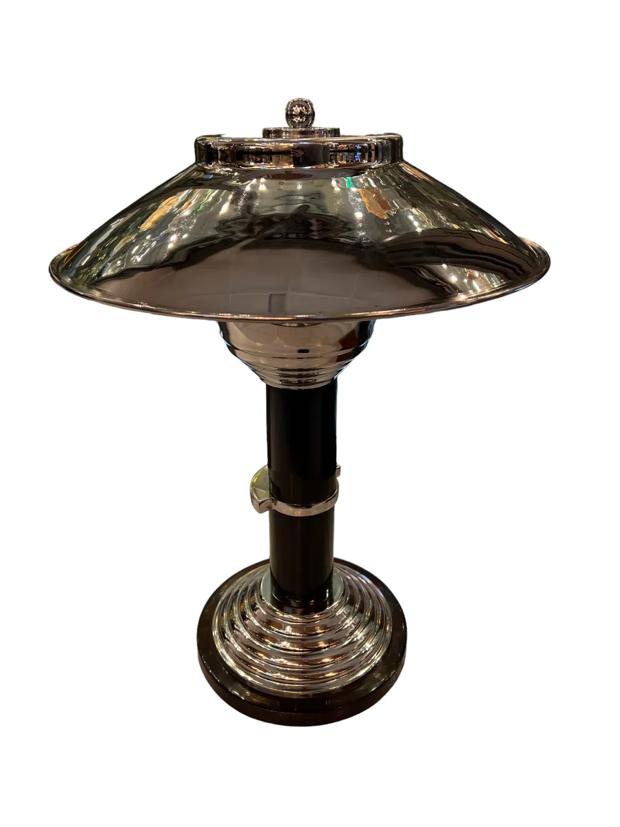 Deux lampes de table anciennes au design classique, avec des bases élégantes et des abat-jours réfléchissants.