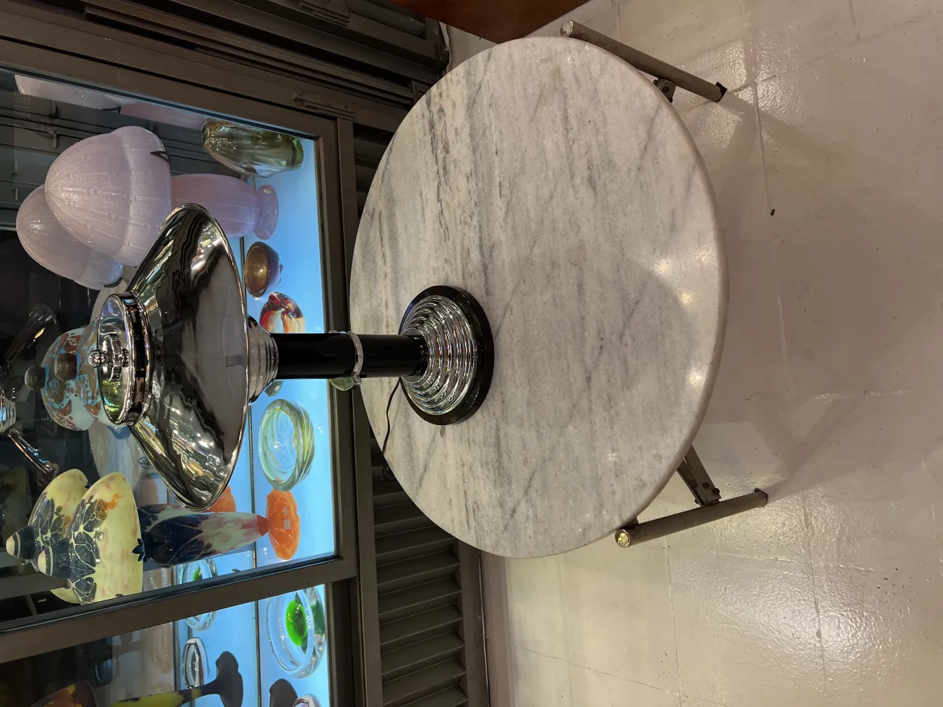 zwei antike Tischleuchten in einem Glasdisplay