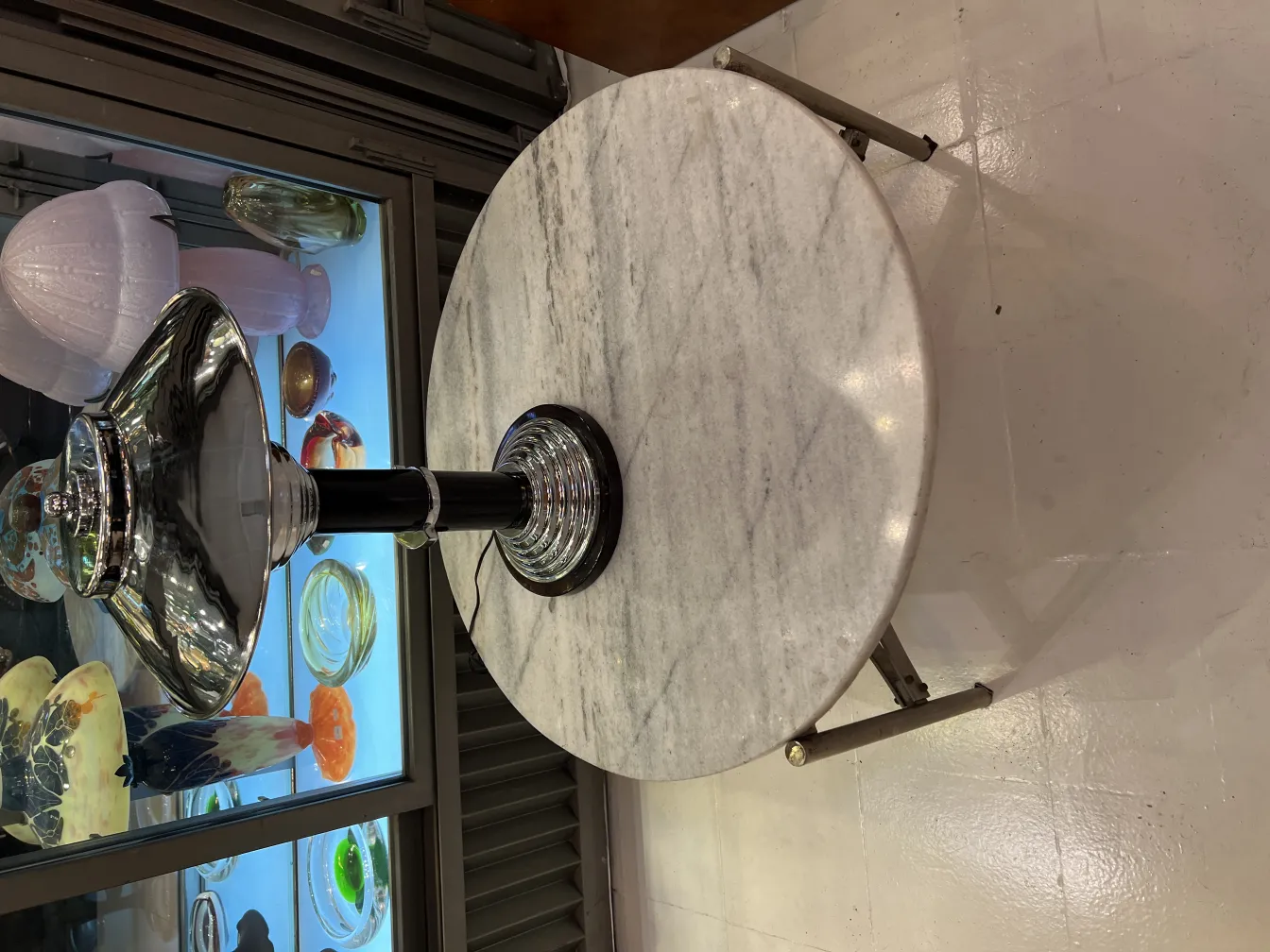 Deux lampes de table anciennes avec une finition brillante et élégante