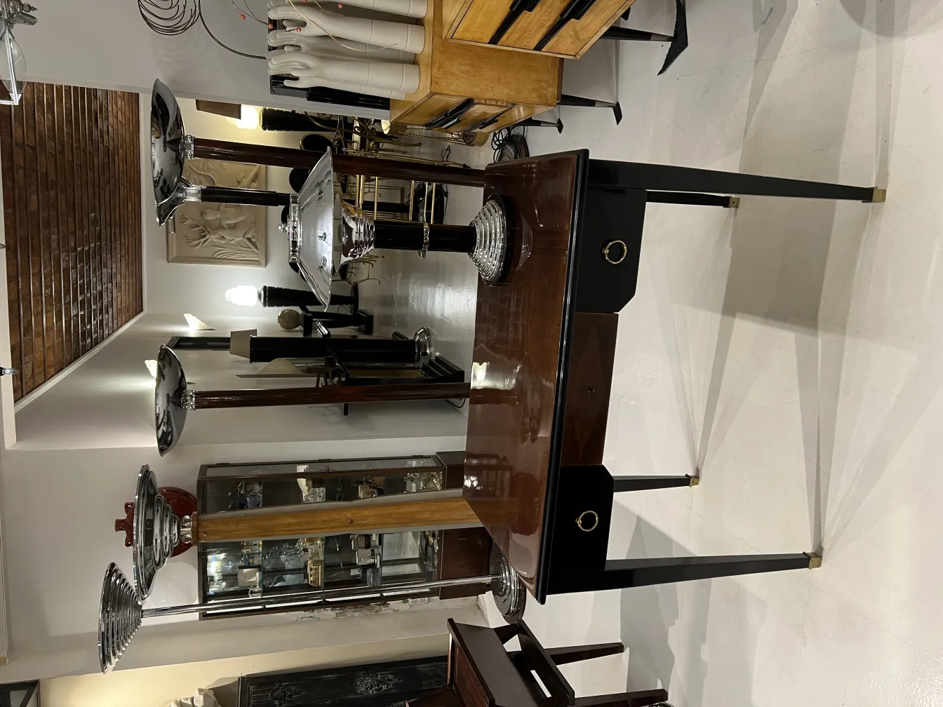 Duas lâmpadas de mesa antigas com um design elegante em um ambiente moderno.