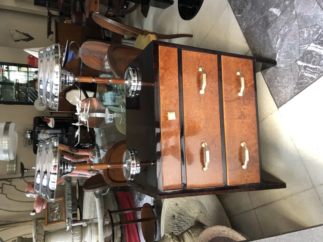 due lampade da tavolo antiche con design elegante in un ambiente decorativo