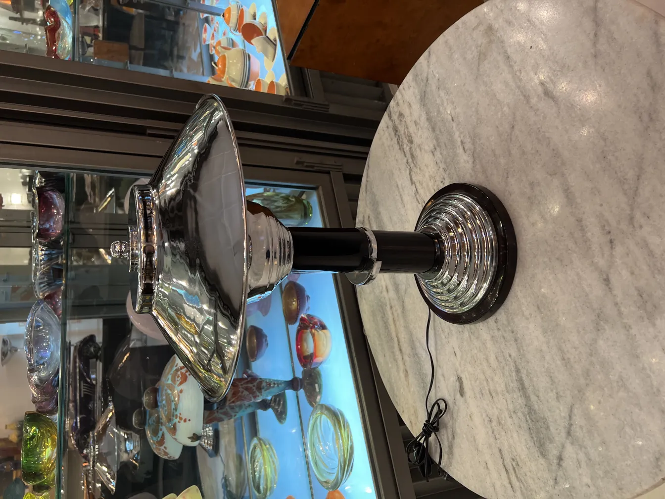 两盏古董台灯的视图，带有装饰底座和金属灯罩，放置在桌子上