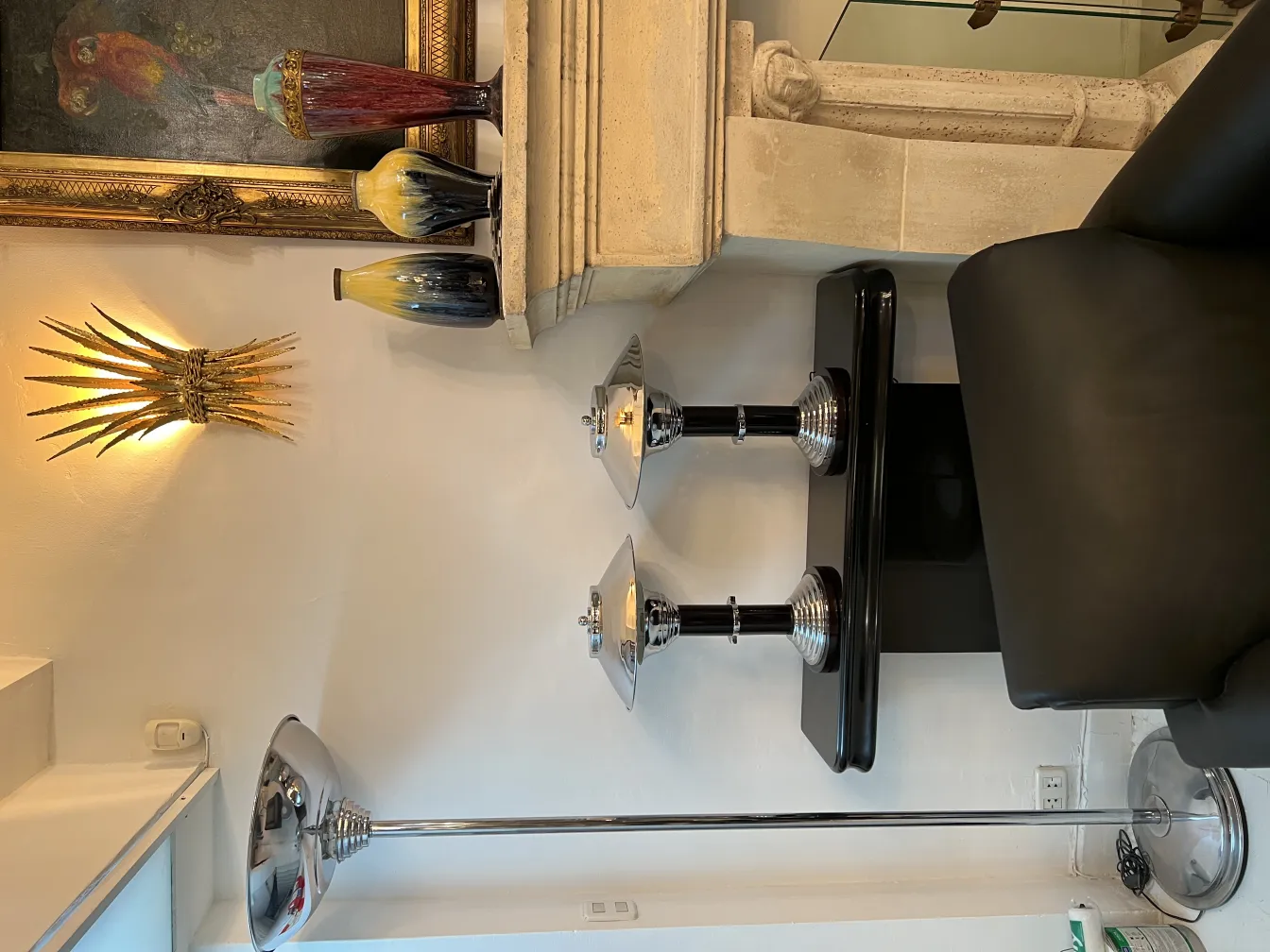 两盏古典桌灯，带有光亮细节和优雅形状，周围环绕着各种装饰。