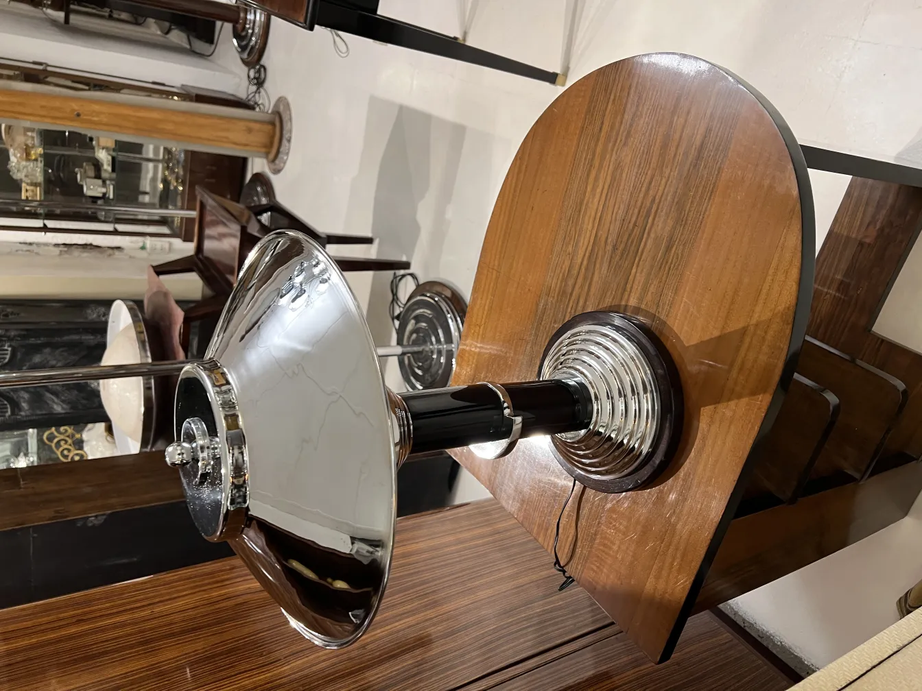 Visão de 2 lampadas de mesa antigas em um ambiente elegante