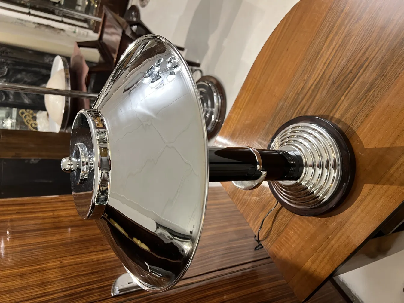 2 lampade da tavolo antiche con un design elegante in un ambiente accogliente