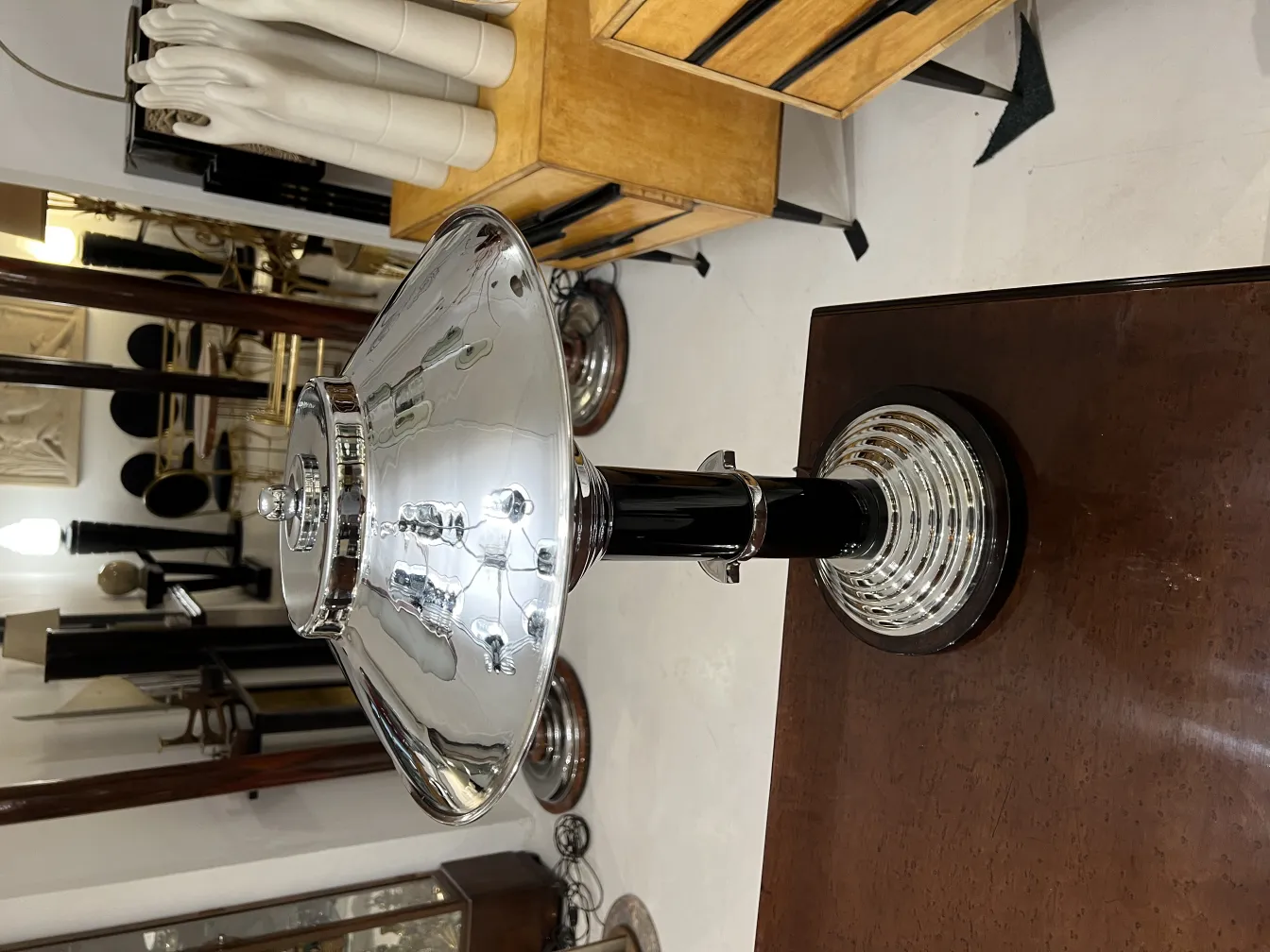 Vue de 2 lampes de table anciennes avec des détails élégants dans un décor vintage