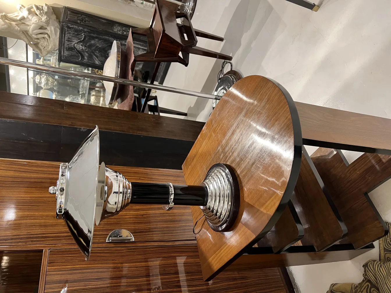 deux lampes de table anciennes sur une table élégante, ambiance chaleureuse