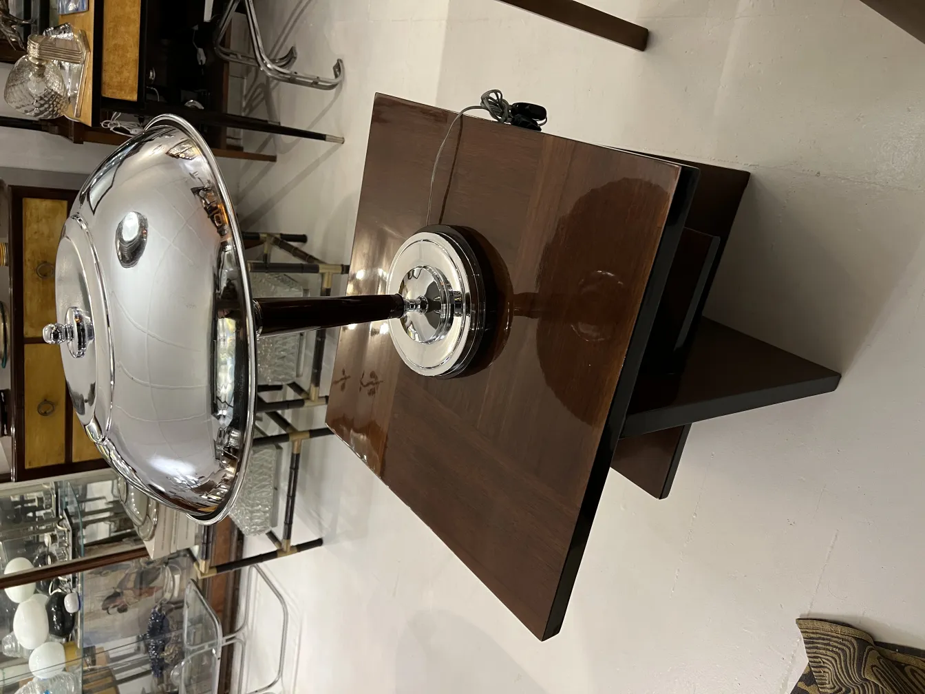 Zwei antike Tischleuchten mit moderner Basis, elegantes Setting