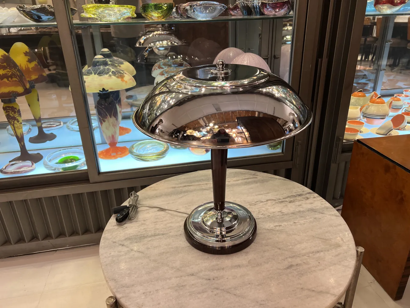 deux lampes de table antiques brillantes sur une table