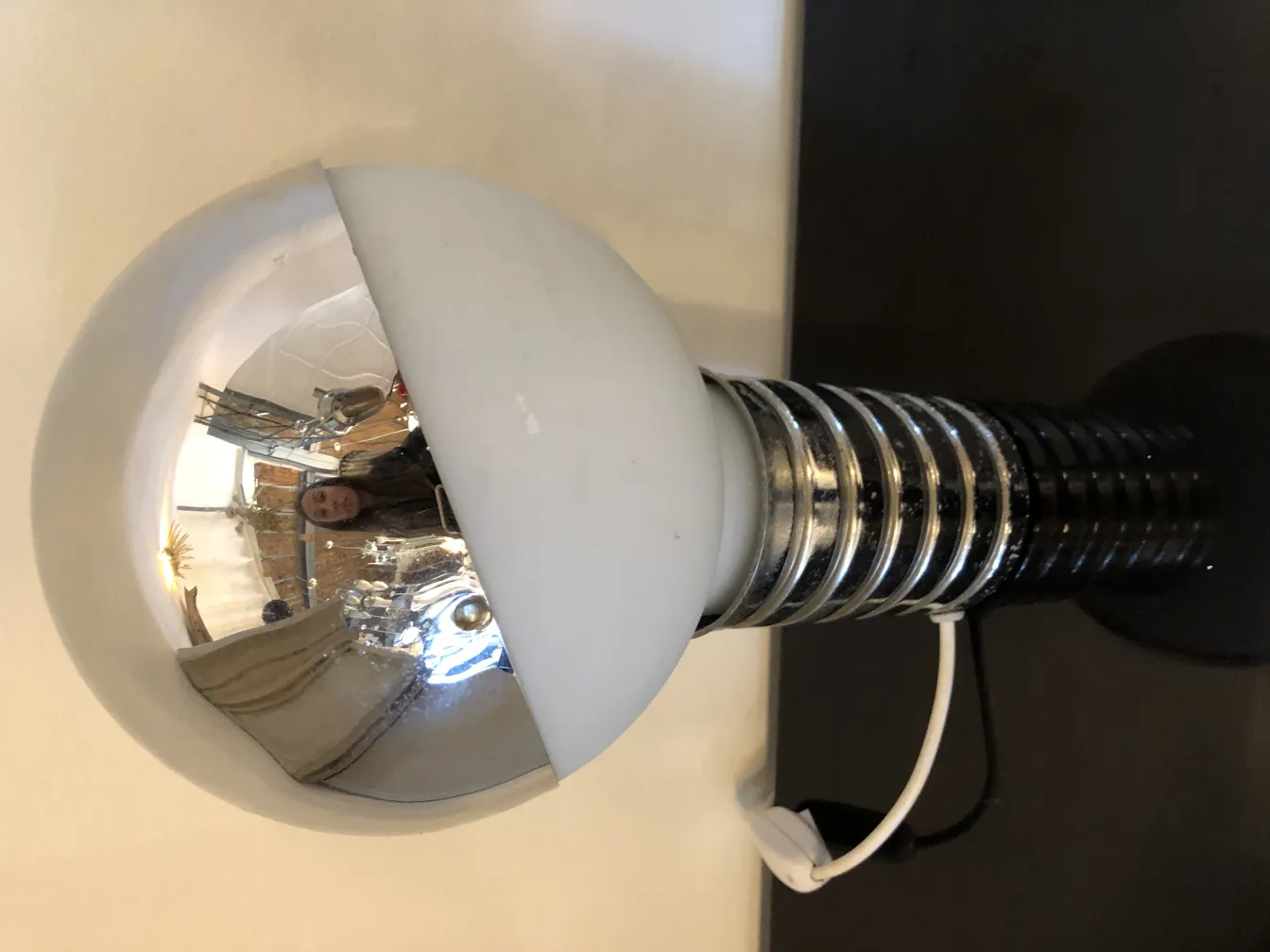 Due lampade da tavolo antiche, design elegante e attraente.