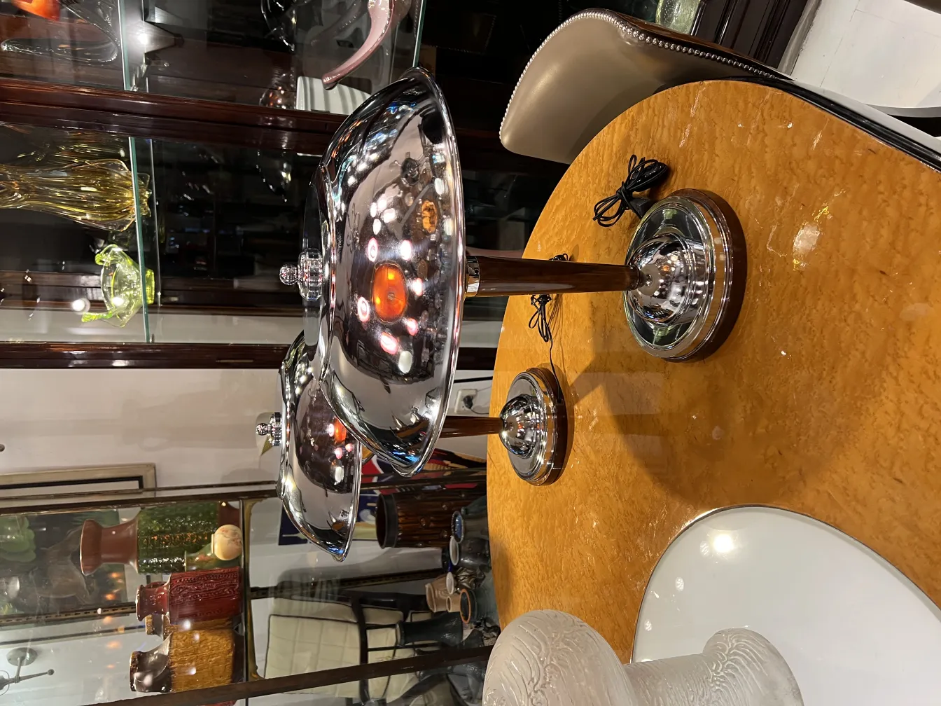 deux lampes de table antiques brillantes sur une table en bois
