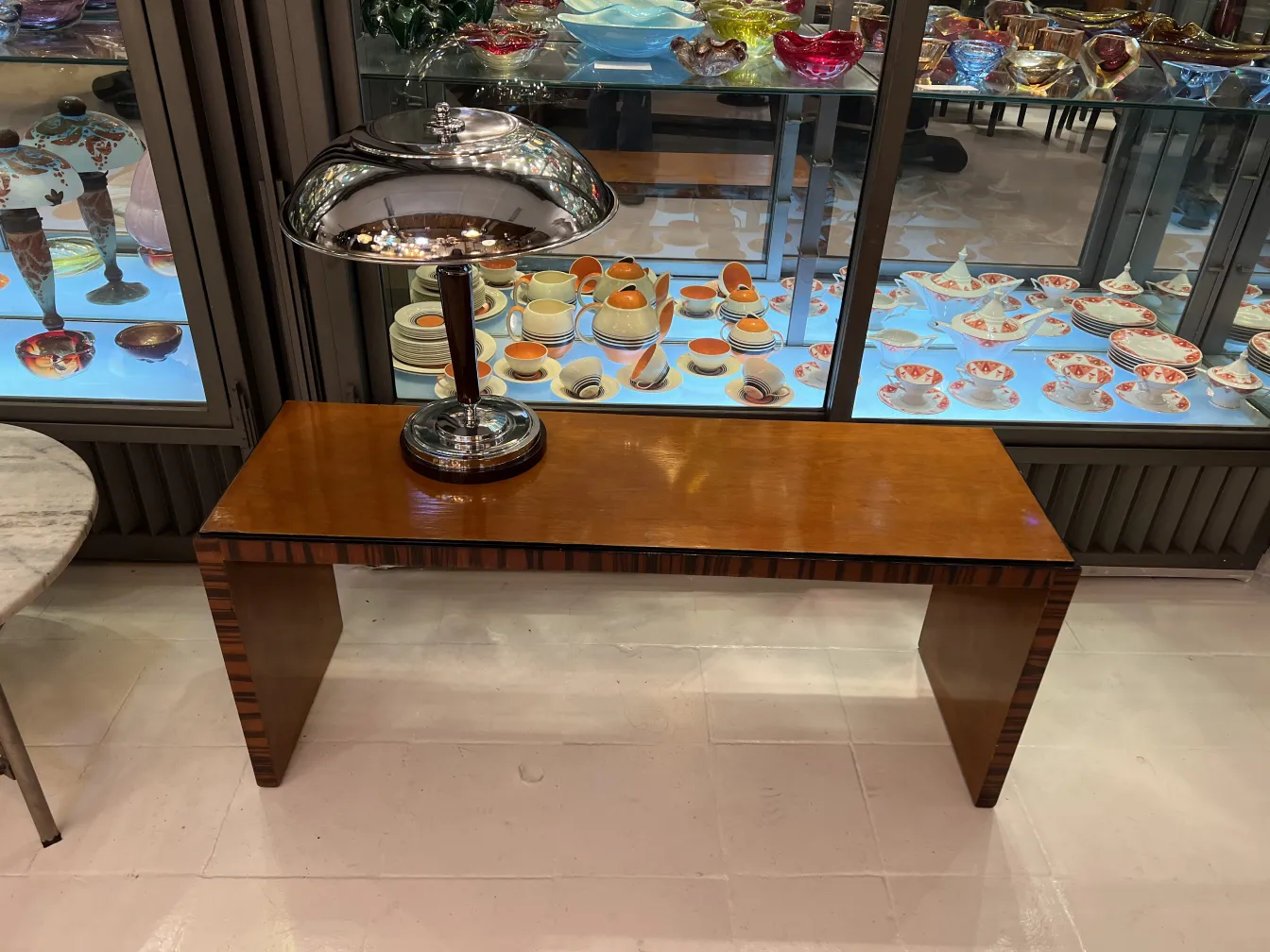 duas lampadas de mesa antigas brilhantes sobre uma mesa