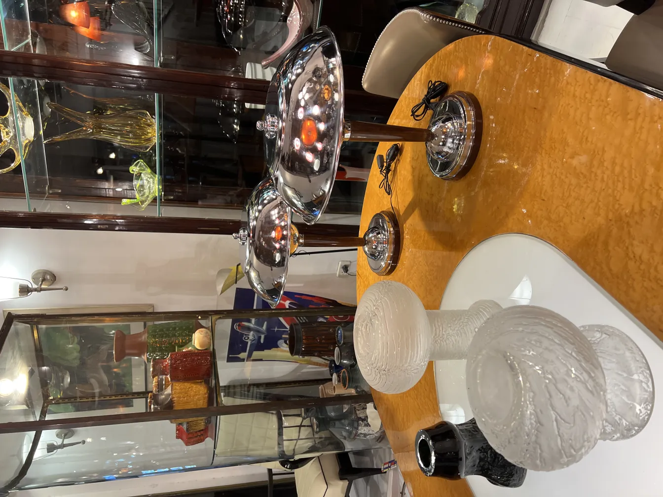 2 lámparas de mesa antiguas con bases brillantes en una mesa