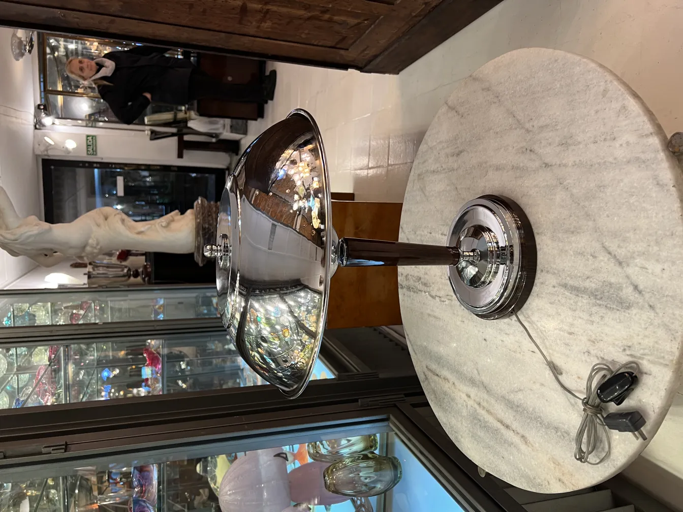 deux lampes de table anciennes dans un magasin décoratif