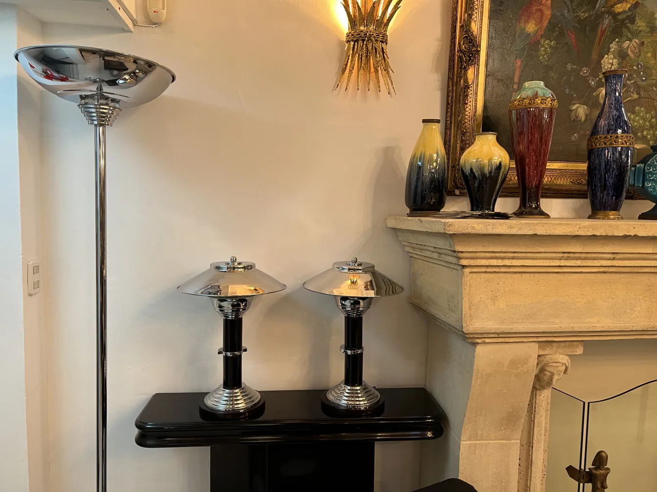 do purani table lamps jo chamakdaar hain ek shaandaar parivesh mein