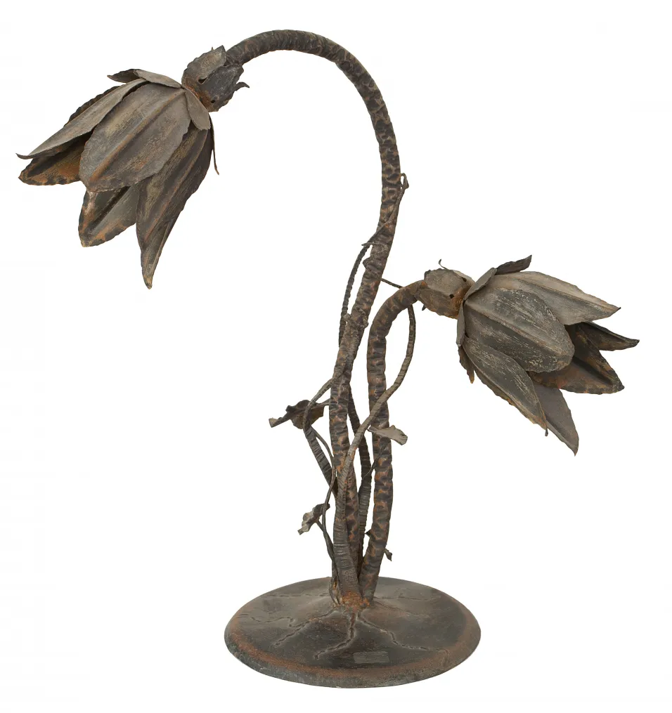 deux lampes de table anciennes avec un design floral décoratif