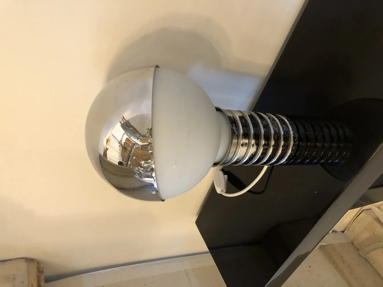 Duas lâmpadas de mesa antigas com base preta e globo branco