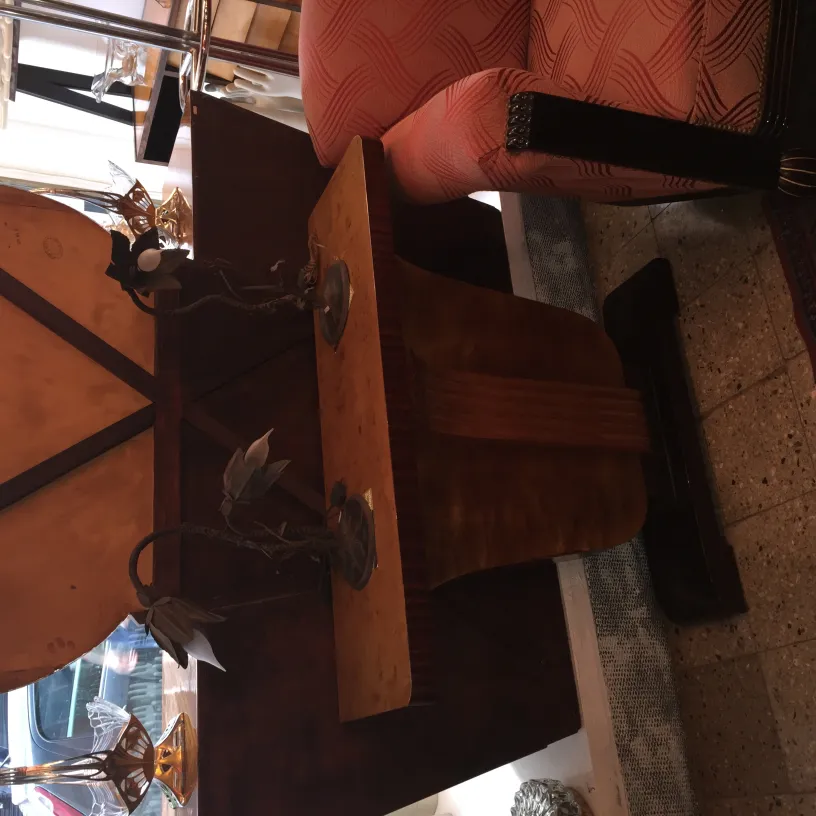 due lampade da tavolo antiche con dettagli floreali decorativi