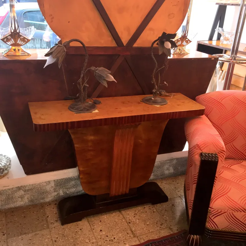 2 lampes de table antiques avec design décoratif dans un cadre chaleureux