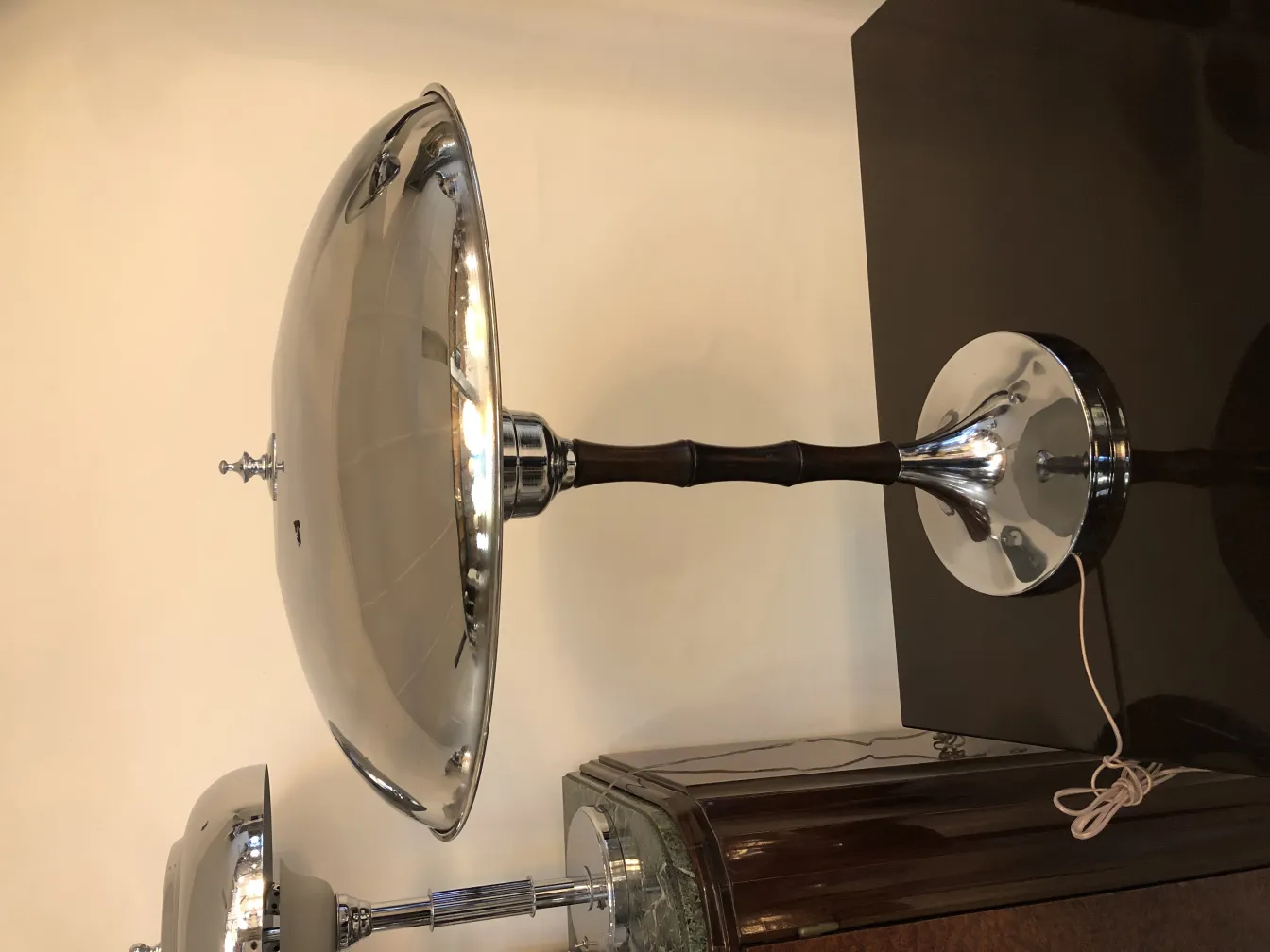 2 lámparas de mesa antiguas con base metálica y pantalla brillante, ambiente elegante.