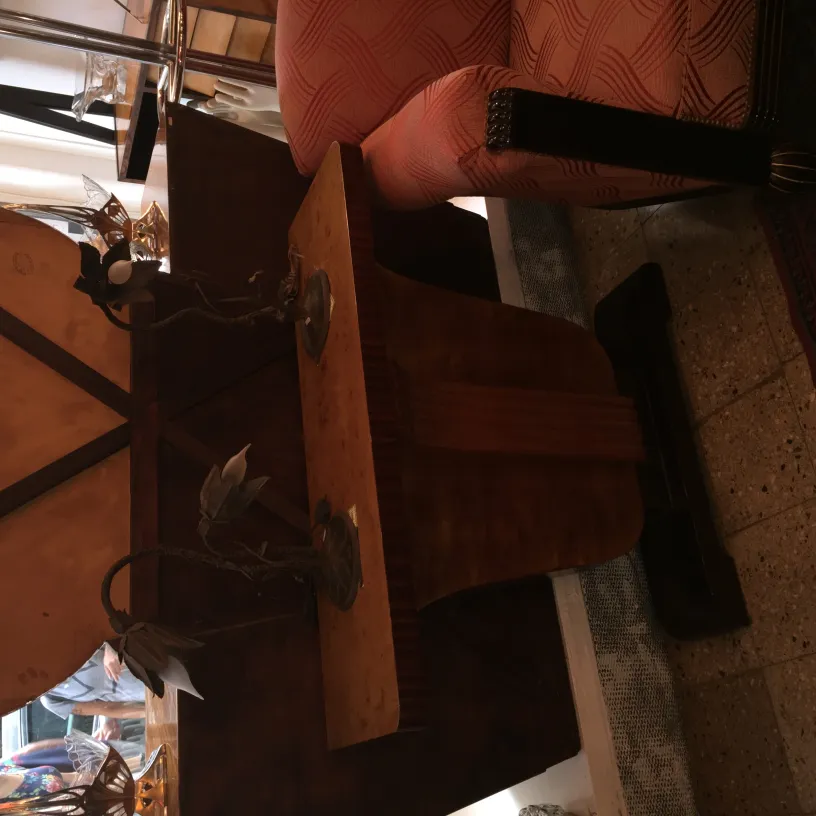 Due lampade da tavolo antiche con design decorativo su un tavolo