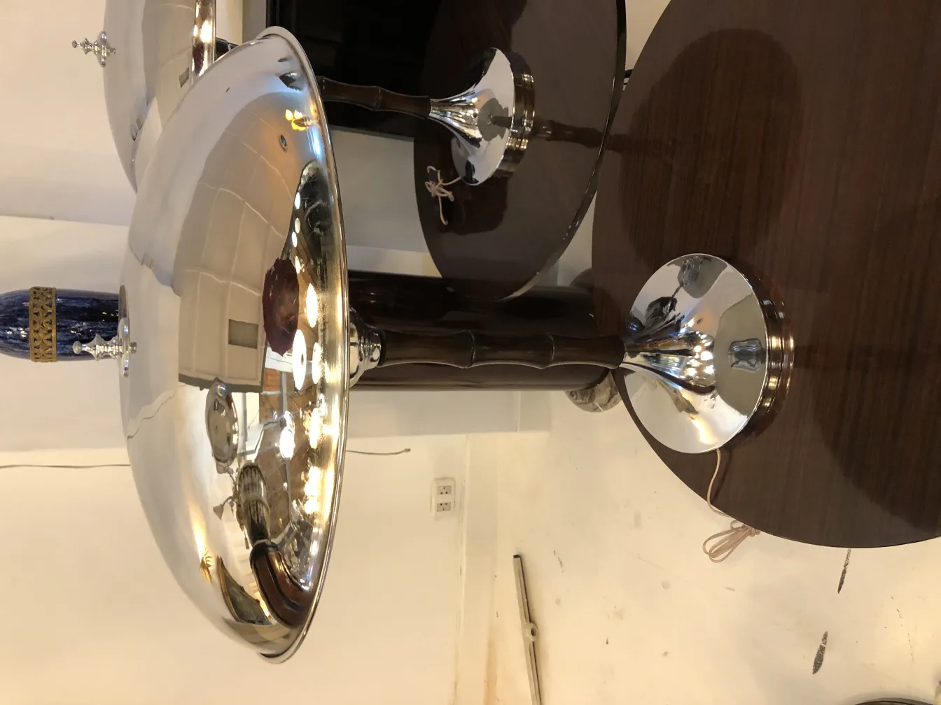 مصابيح طاولة قديمة بأساس داكن أنيق وظل لامع، أجواء كلاسيكية