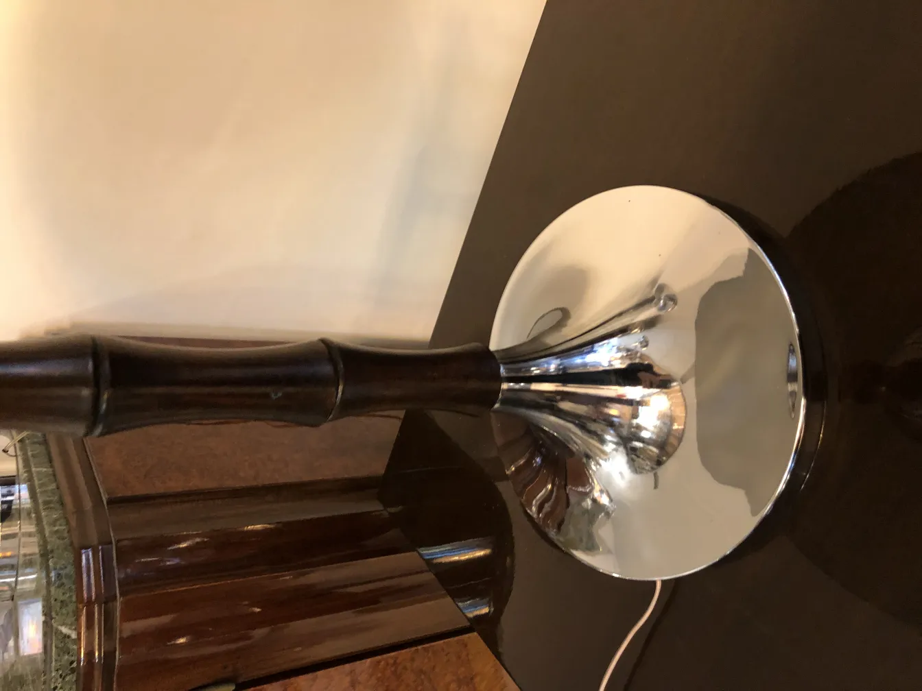 2 lampade da tavolo antiche con design elegante e base brillante