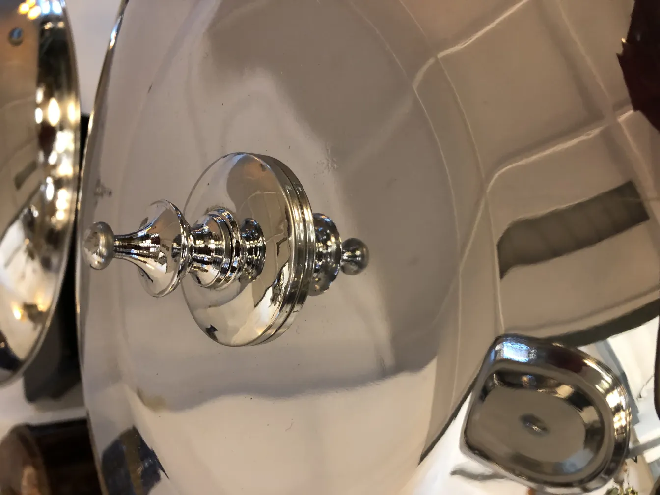 Nahaufnahme von 2 antiken Tischlampen mit glänzenden Details in einer eleganten Umgebung