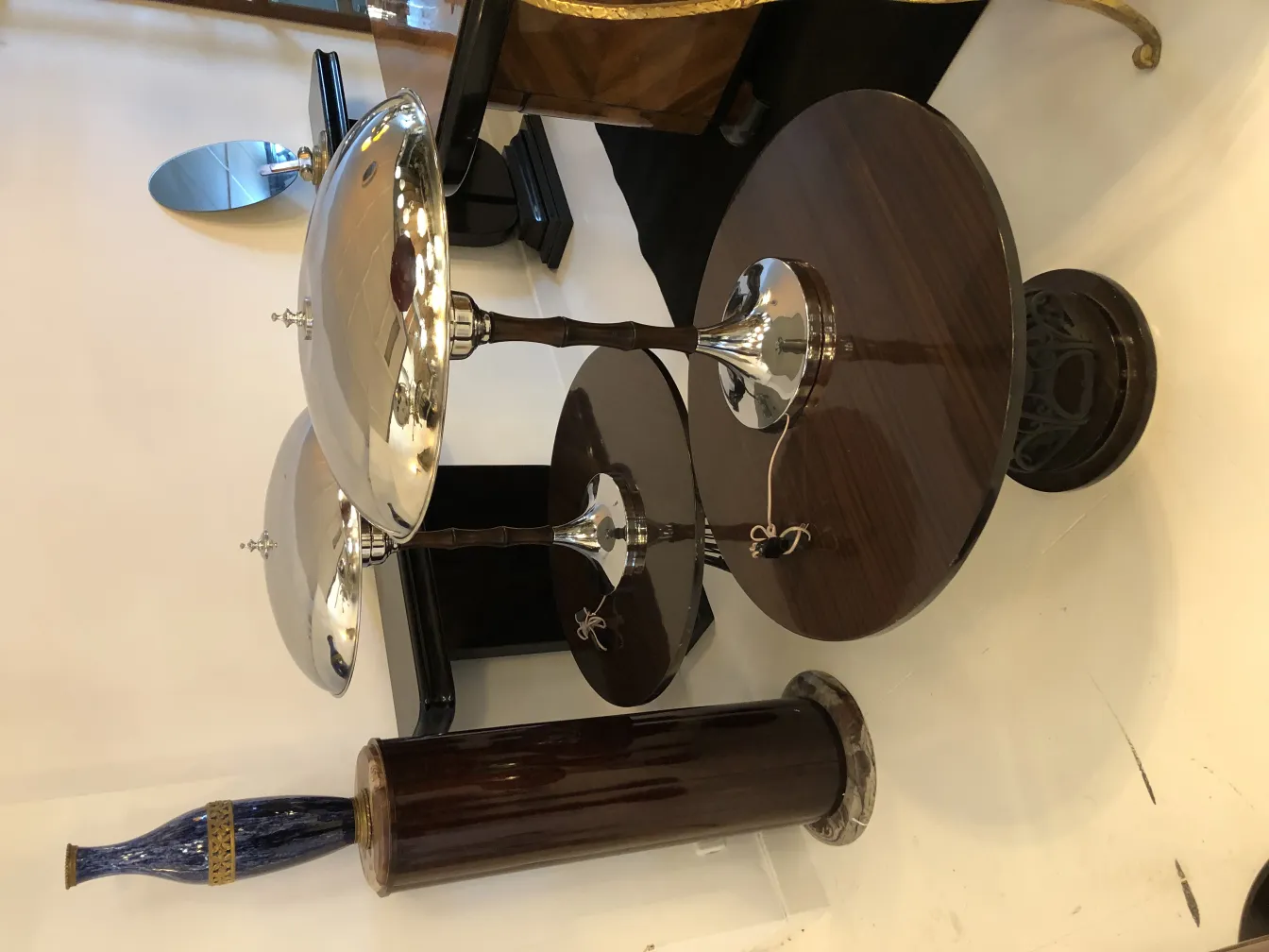 deux lampes de table antiques élégantes avec des bases décoratives