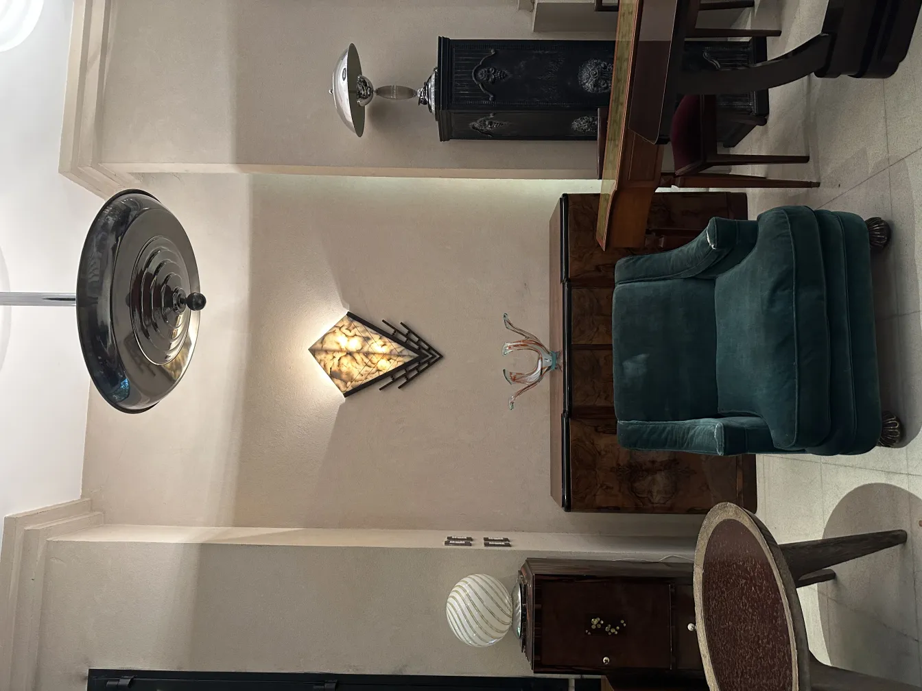 2 lâmpadas de mesa antigas com estilo elegante e clássico em um ambiente acolhedor