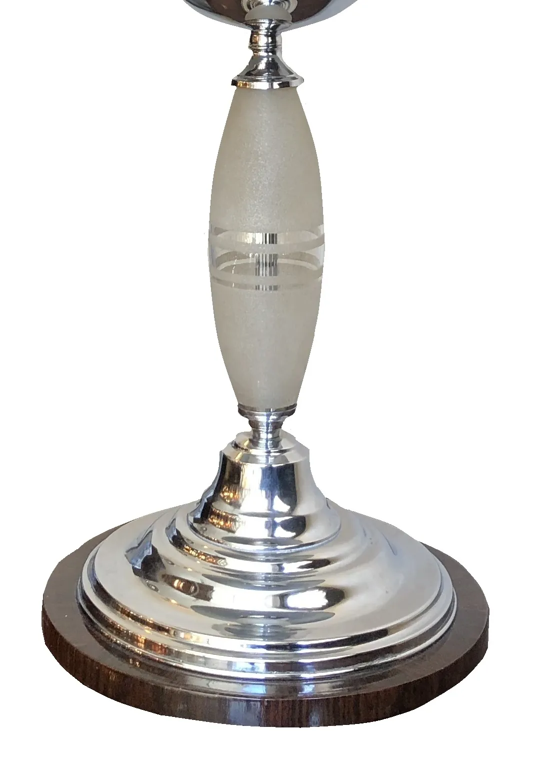 2 lampes de table anciennes avec des finitions polis et des détails subtils