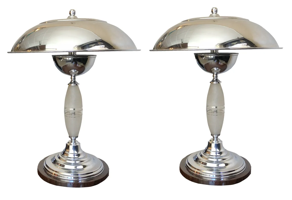 due lampade da tavolo antiche con base stilizzata