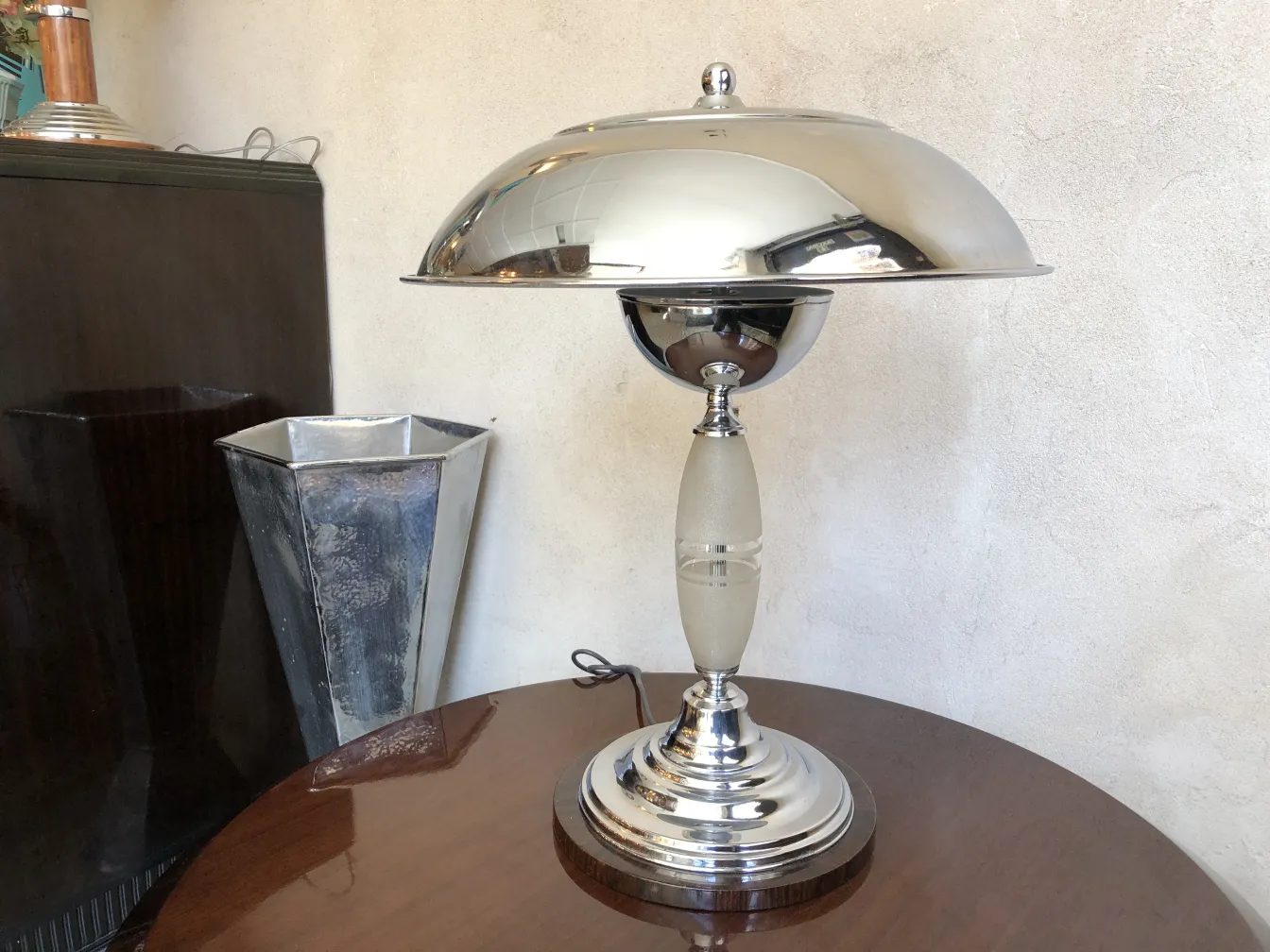 Dos lámparas de mesa antiguas con diseño elegante en un ambiente acogedor