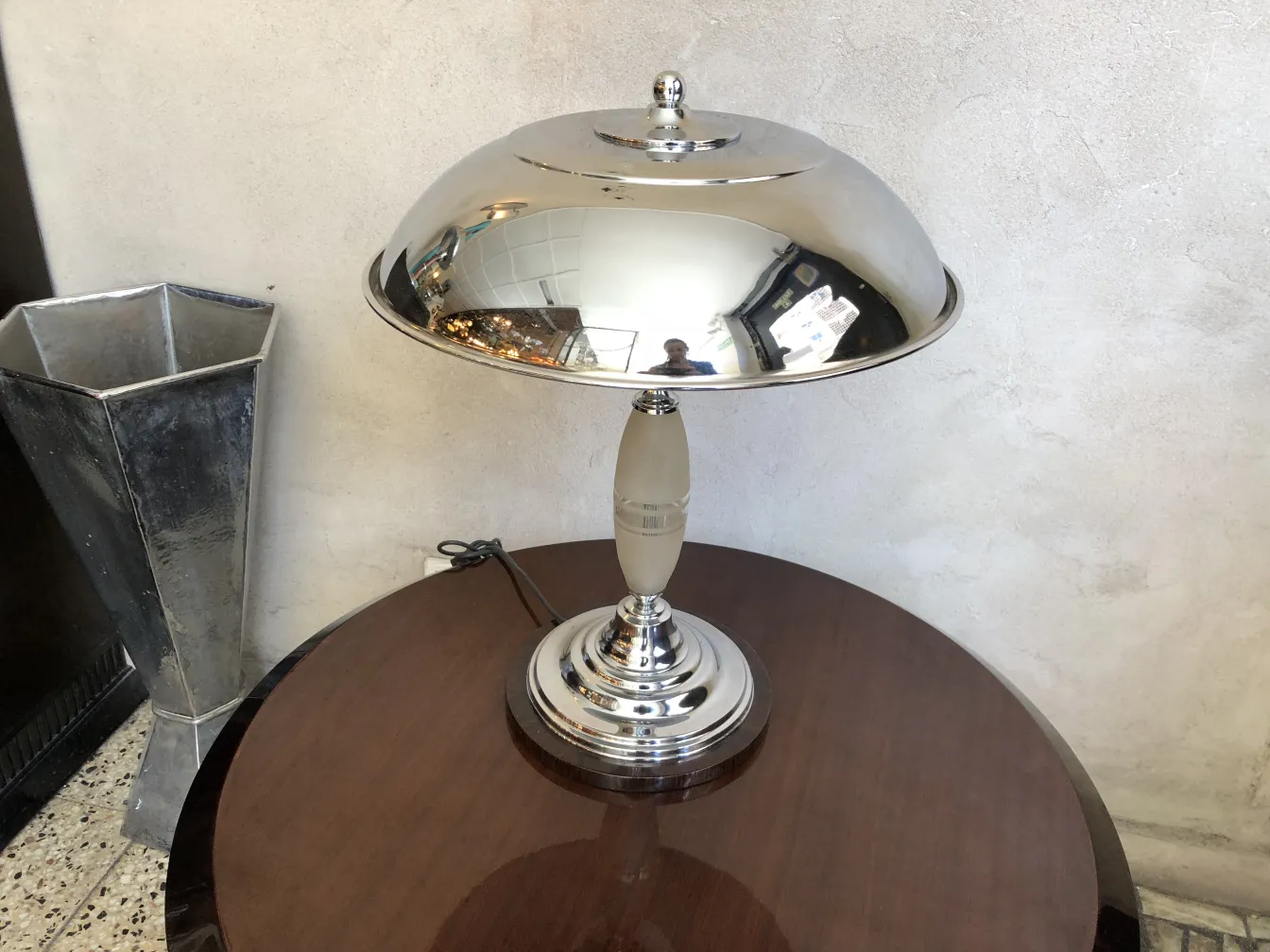 zwei antike Tischleuchten mit silberner Haube und eleganter Basis in modernem Umfeld