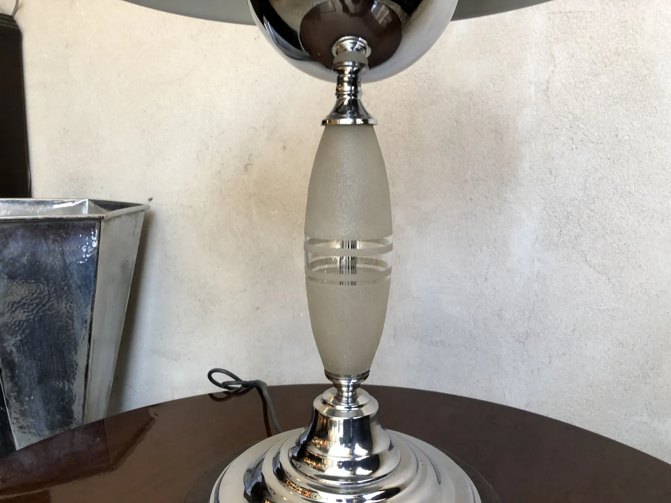 dua lampu meja antik dengan alas elegan