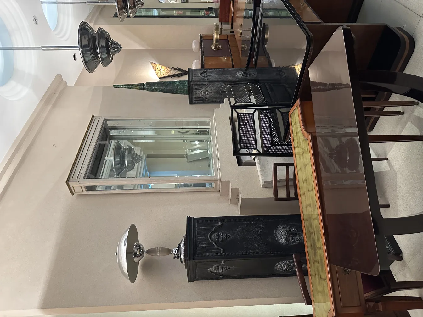 deux lampes de table antiques dans un environnement élégant avec des meubles